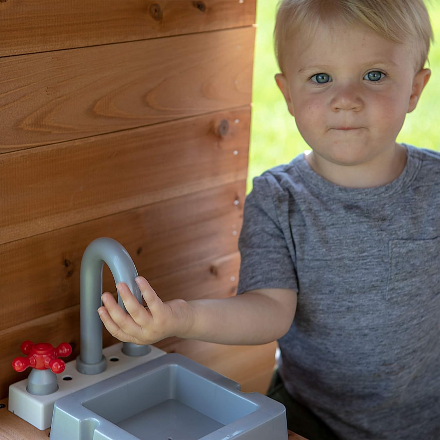 Backyard Discovery Spielhaus Aspen aus Holz | Outdoor Kinderspielhaus für den Garten inklusive Zubehör | Gartenhaus für Kinder mit Fenstern in Braun & Weiß