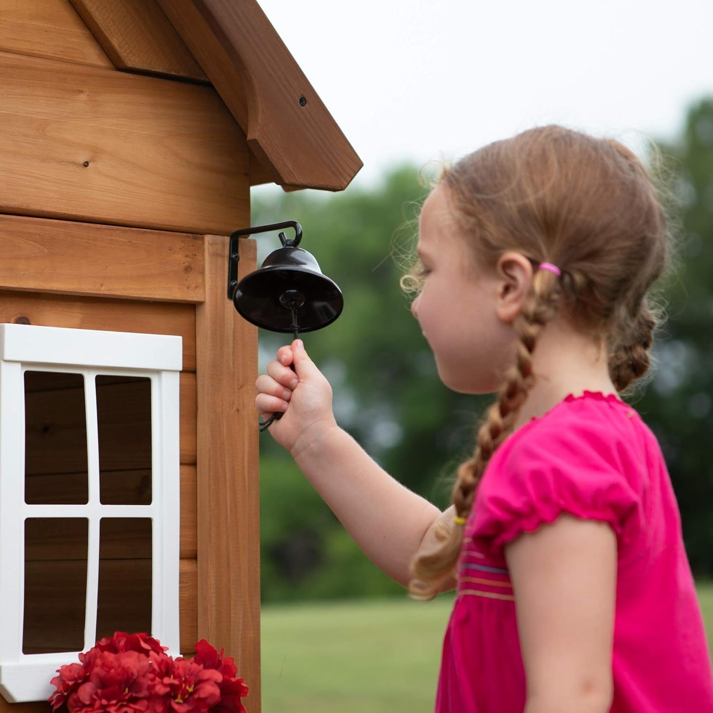 Backyard Discovery Spielhaus Aspen aus Holz | Outdoor Kinderspielhaus für den Garten inklusive Zubehör | Gartenhaus für Kinder mit Fenstern in Braun & Weiß