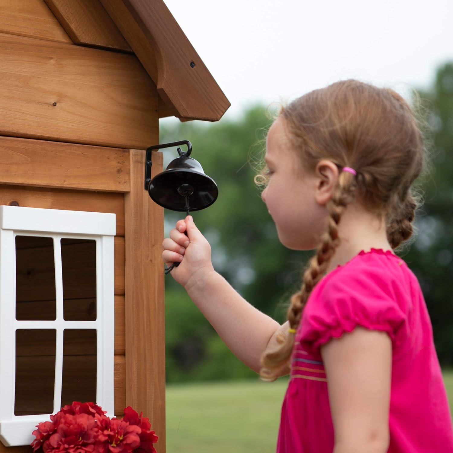 Backyard Discovery Spielhaus Aspen aus Holz | Outdoor Kinderspielhaus für den Garten inklusive Zubehör | Gartenhaus für Kinder mit Fenstern in Braun & Weiß