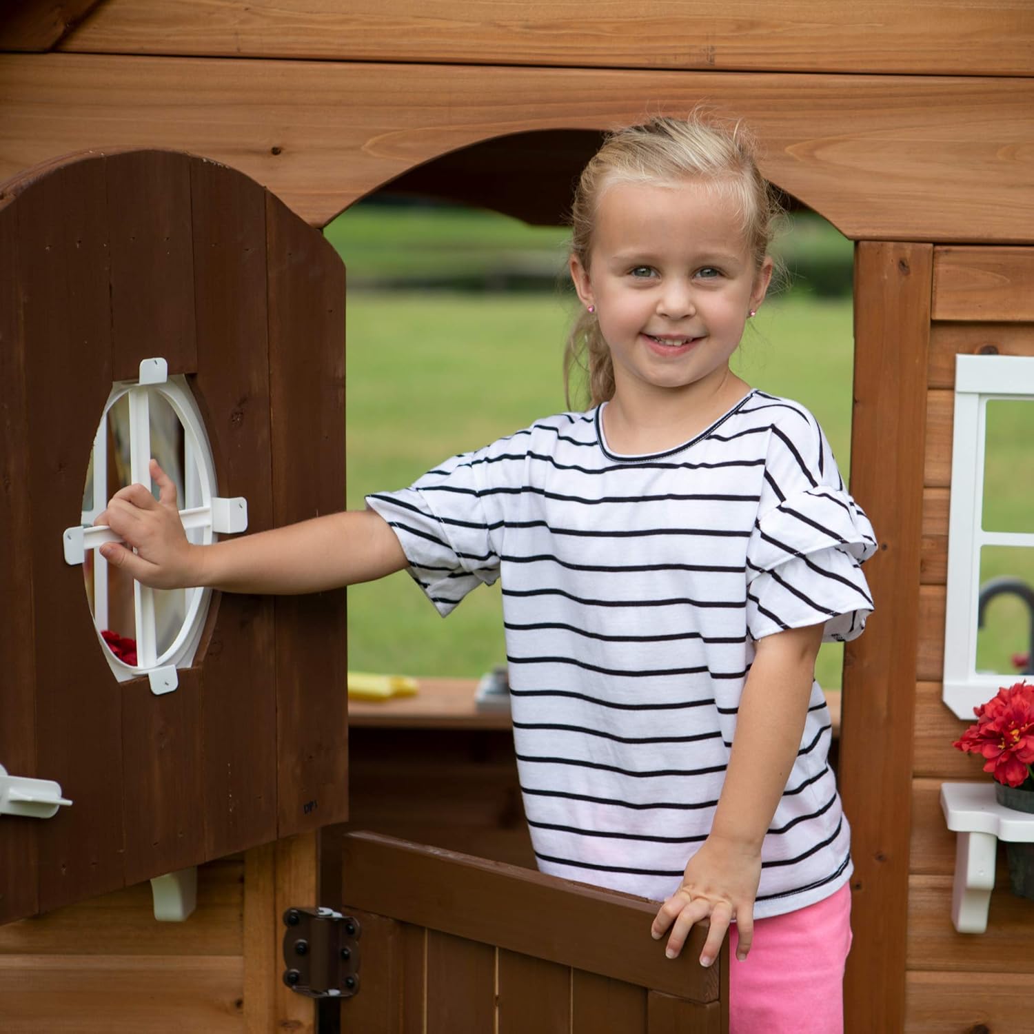 Backyard Discovery Spielhaus Aspen aus Holz | Outdoor Kinderspielhaus für den Garten inklusive Zubehör | Gartenhaus für Kinder mit Fenstern in Braun & Weiß