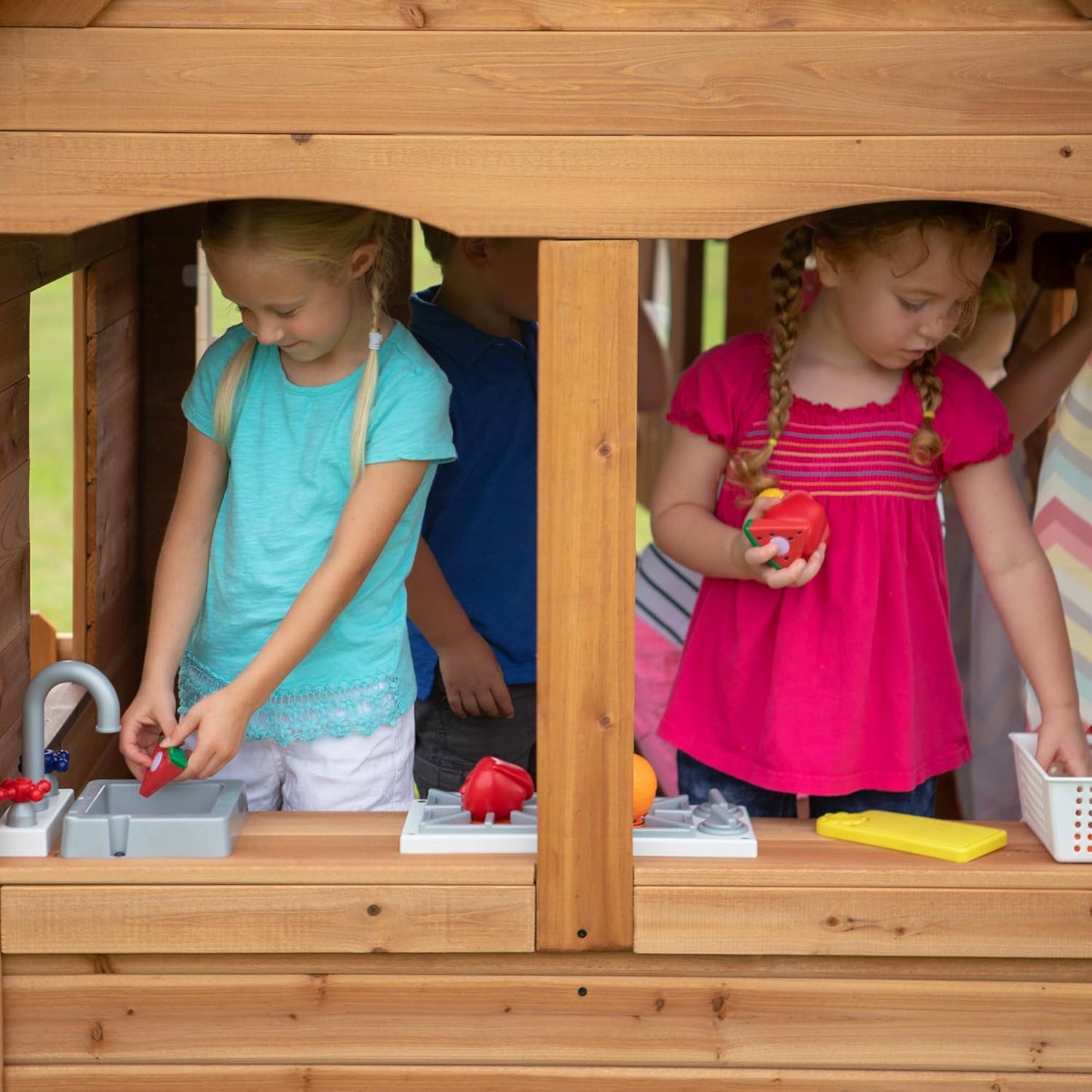 Backyard Discovery Spielhaus Aspen aus Holz | Outdoor Kinderspielhaus für den Garten inklusive Zubehör | Gartenhaus für Kinder mit Fenstern in Braun & Weiß