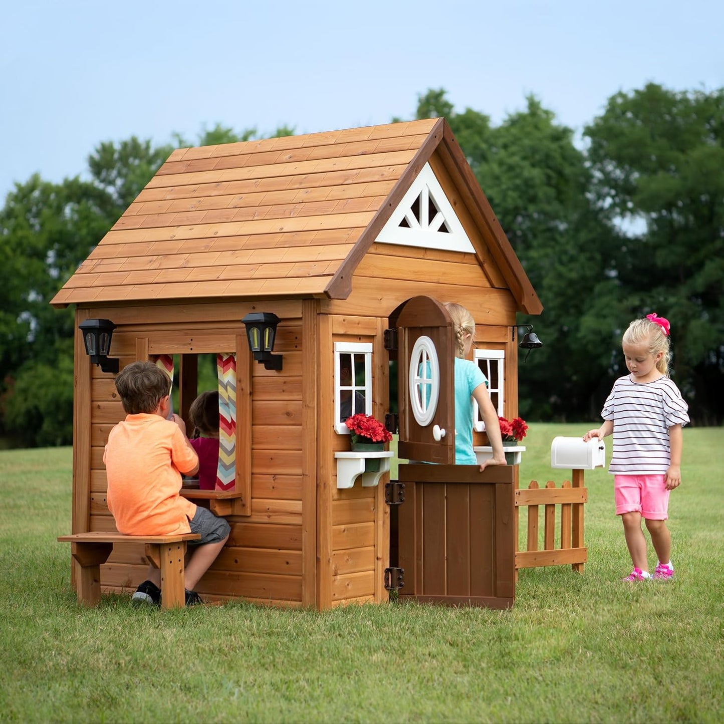 Backyard Discovery Spielhaus Aspen aus Holz | Outdoor Kinderspielhaus für den Garten inklusive Zubehör | Gartenhaus für Kinder mit Fenstern in Braun & Weiß