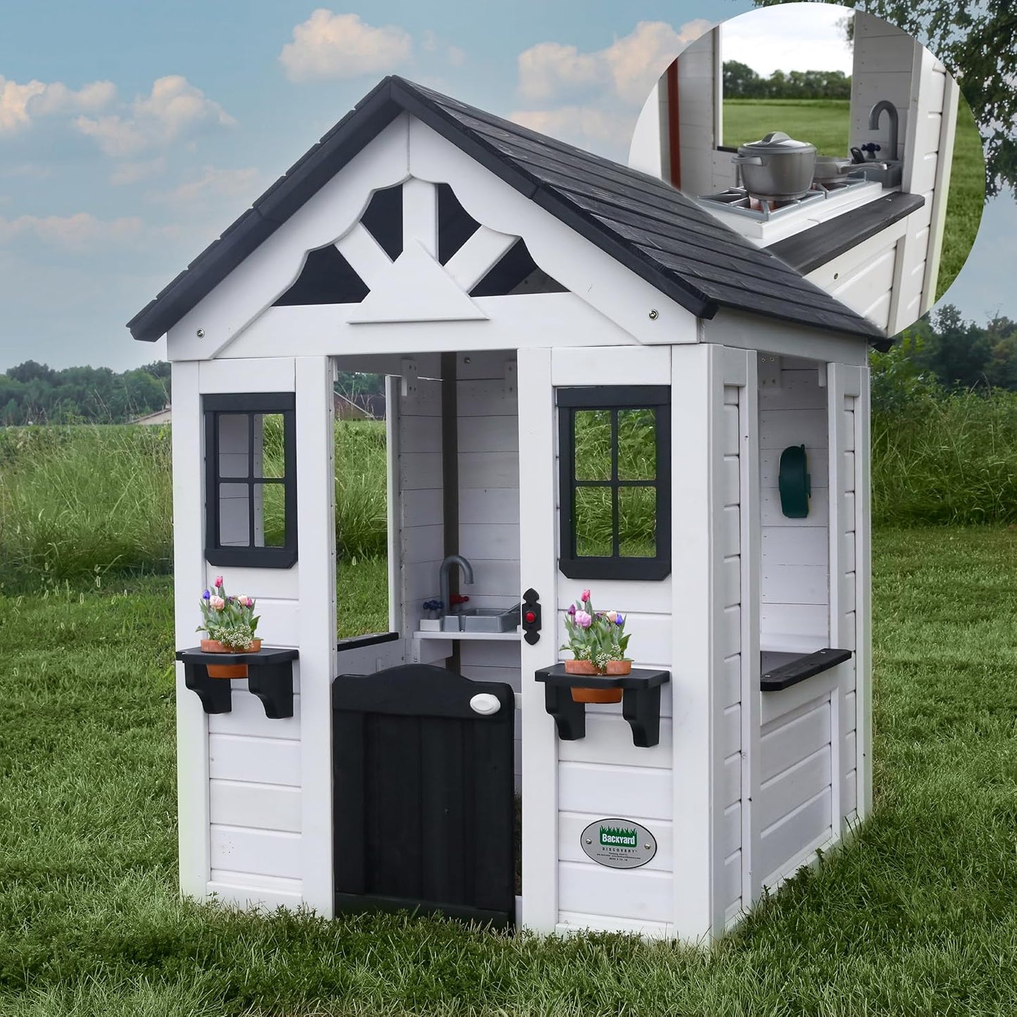 Backyard Discovery Spielhaus Sweetwater aus Holz | Outdoor Kinderspielhaus für den Garten inklusive Zubehör | Gartenhaus für Kinder mit Fenstern in Weiß & Anthrazit