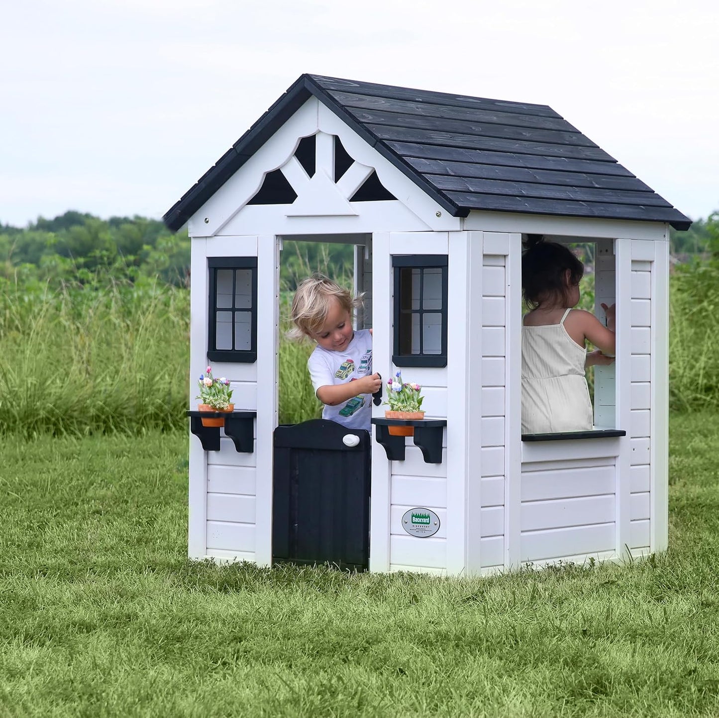 Backyard Discovery Spielhaus Sweetwater aus Holz | Outdoor Kinderspielhaus für den Garten inklusive Zubehör | Gartenhaus für Kinder mit Fenstern in Weiß & Anthrazit