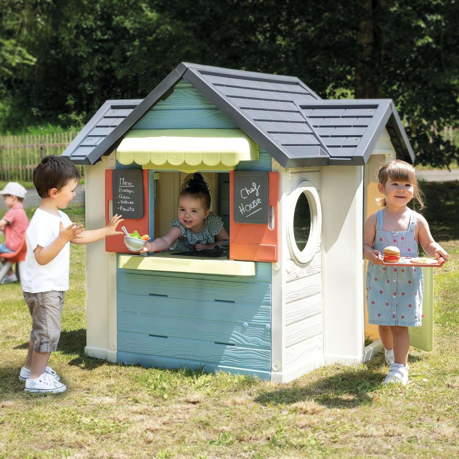 Smoby Life - Chef Spielhaus (124x132x135 cm) mit mind. 60% Recycling-Anteil - wetterfestes Gartenhaus für Kinder mit Verkaufstheke und Spielküche - Outdoor-Imbiss für Garten oder Terrasse - ab 2 Jahre